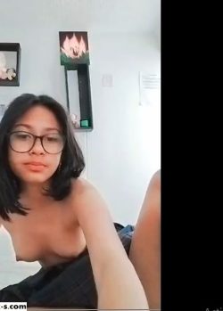 Llega de clases caliente y se masturba conlo que encuentra. Video+ 9