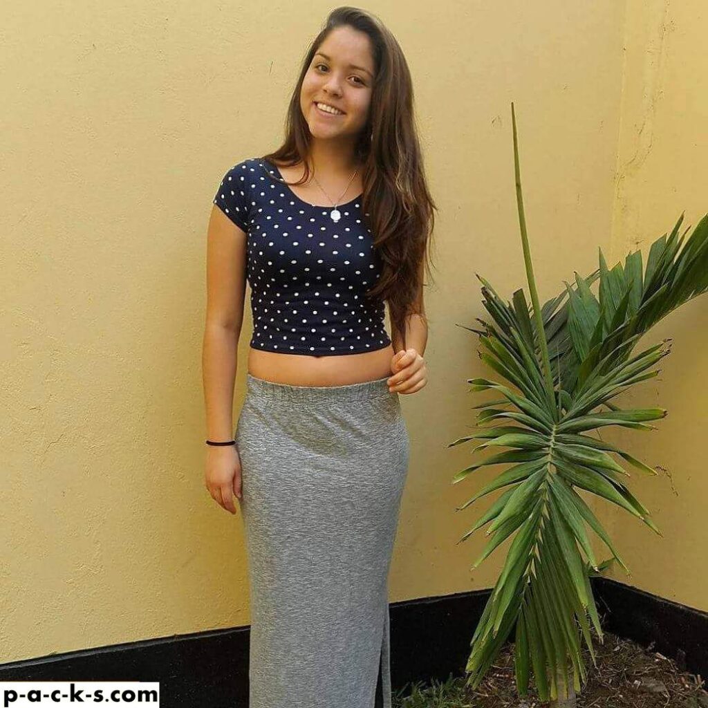 Preciosa adolecente se deja grabar y envía nudes 10