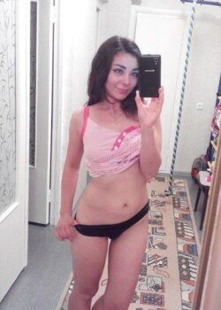 Esta flaquita quiere verga y pasa pack para que se la den. 10