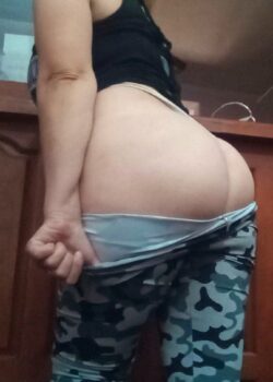 Tía perversa pasa nudes a su sobrino. 20