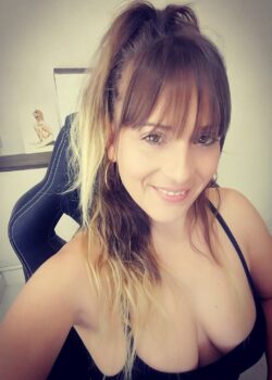 Mi tia esta muy buena y me manda fotoss 19