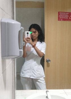 Estudiante de odontologia- fotos en el baño 9