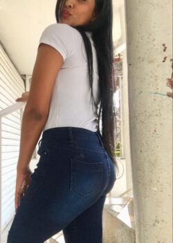 Una tarde de disfrute con esta bella morena 20