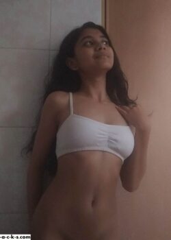 Colegiala traviesa pasa pack completo con nudes y videos. 10