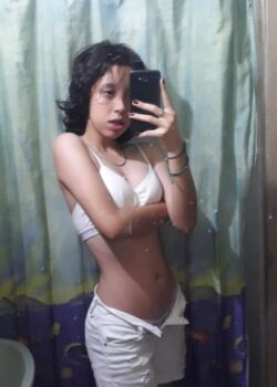 Pendejita rica pasa videos tocándose. 20