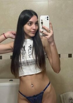 Flaquita culona se graba mostrando todo en su baño 12