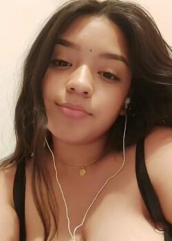 Linda chavita tetona dando buenos sentones 22