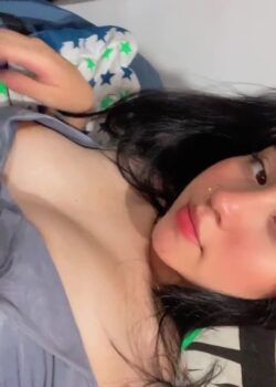 Nenita rica pasa videos jugando con las chichitas. 22