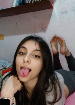 La mejor amiga de mi novia es una puta y me manda fotos 17